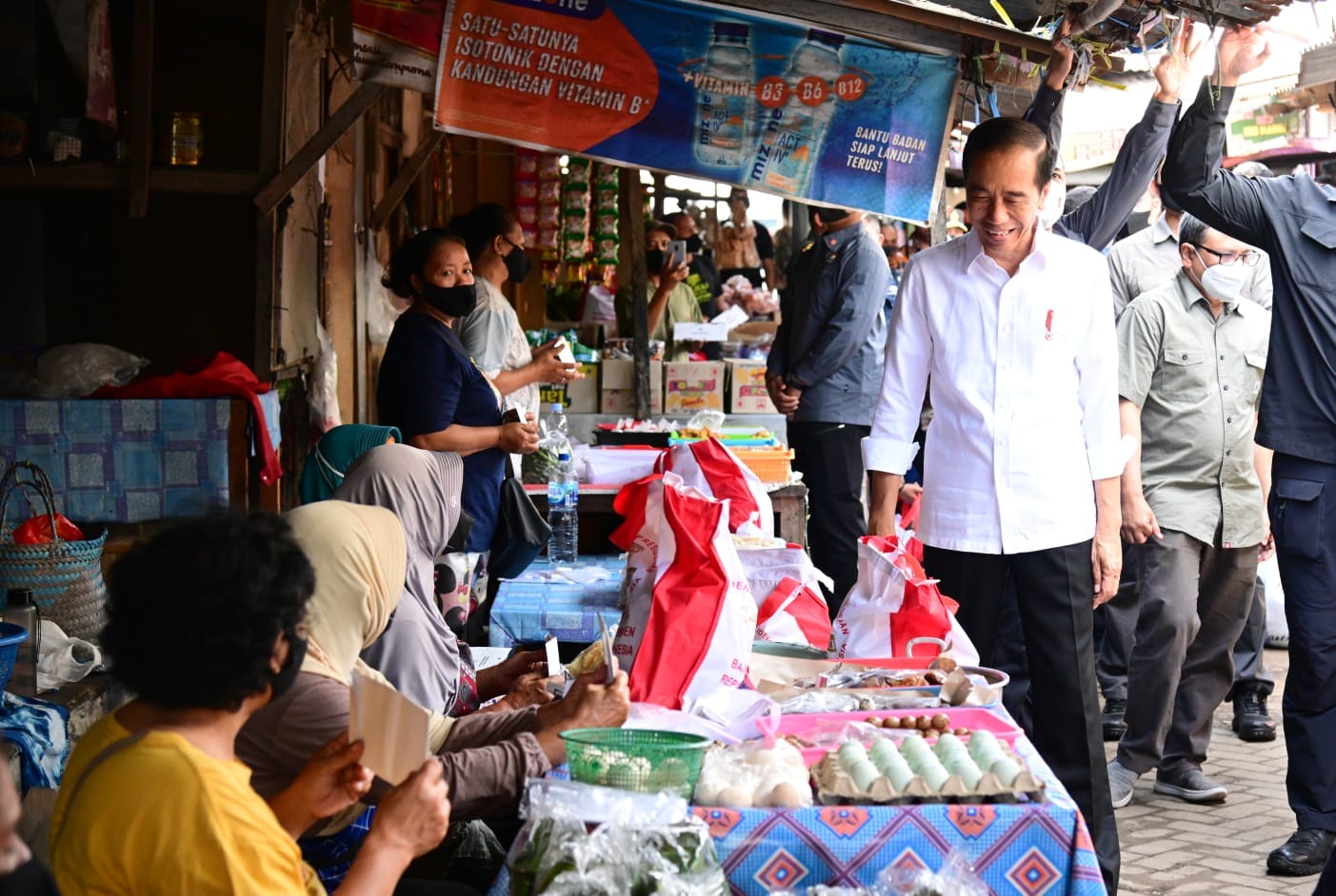 Jokowi saat bagikan BLT untuk pedagang Pasar Malang Jiwan. Sumber Foto: Instagram @sekretariat.kabinet