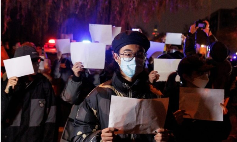 Suasana demonstrasi penduduk China sambal mengacungkan kertas A4 Kosong