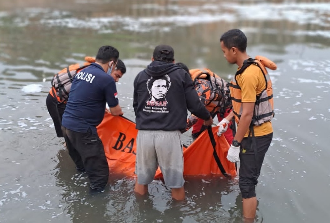 Bermain di Banjir Kanal Timur, Bocah Usia 10 Tahun Tenggelam evakuasi di banjir kanal timur