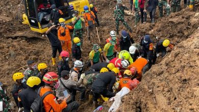 Mengharukan, Tim SAR Evakuasi Jasad Ayah Peluk Putrinya dalam Gempa Cianjur Mengharukan, Tim SAR Evakuasi Jasad Ayah Peluk Putrinya dalam Gempa Cianjur
