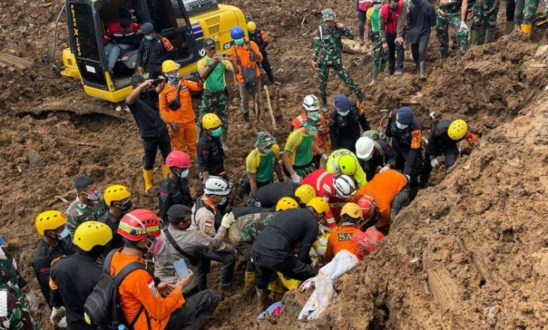 Mengharukan, Tim SAR Evakuasi Jasad Ayah Peluk Putrinya dalam Gempa Cianjur