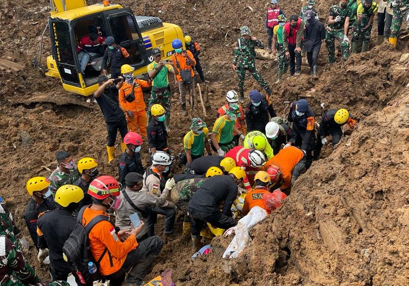 Mengharukan, Tim SAR Evakuasi Jasad Ayah Peluk Putrinya dalam Gempa Cianjur