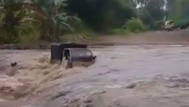 Viral! Truk di Banyuwangi Terseret Arus Sungai Parijatah