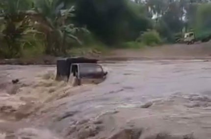 Viral! Truk di Banyuwangi Terseret Arus Sungai Parijatah