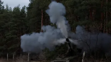 Militer Ukraina menembakkan howitzer self-propelled 2S3 Akatsiya di wilayah Donetsk. Sumber foto: aljazeera