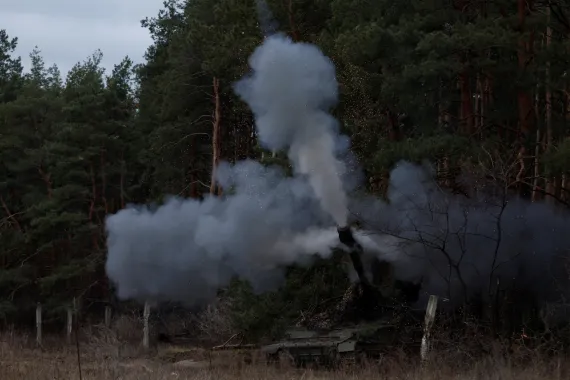 Militer Ukraina menembakkan howitzer self-propelled 2S3 Akatsiya di wilayah Donetsk. Sumber foto: aljazeera