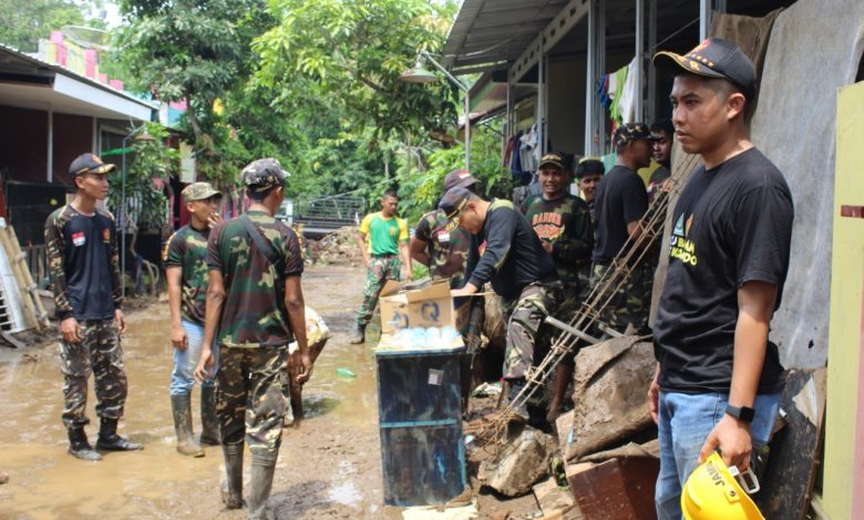 aat Ansor jember membatu masyarakat jember yang terdampak banjir Sumber Foto: Abbas