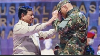 Kemenhan Prabowo Subianto dan Letkol Tituler Deddy Cobuzier