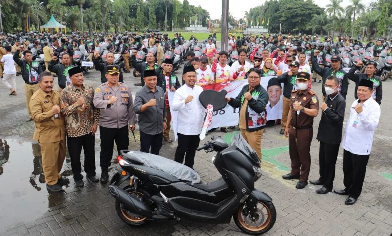 Gus Yani (Bupati Gresik) serahkan sepeda motor