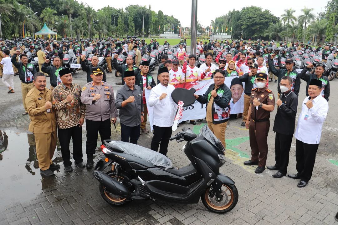 Gus Yani (Bupati Gresik) serahkan sepeda motor