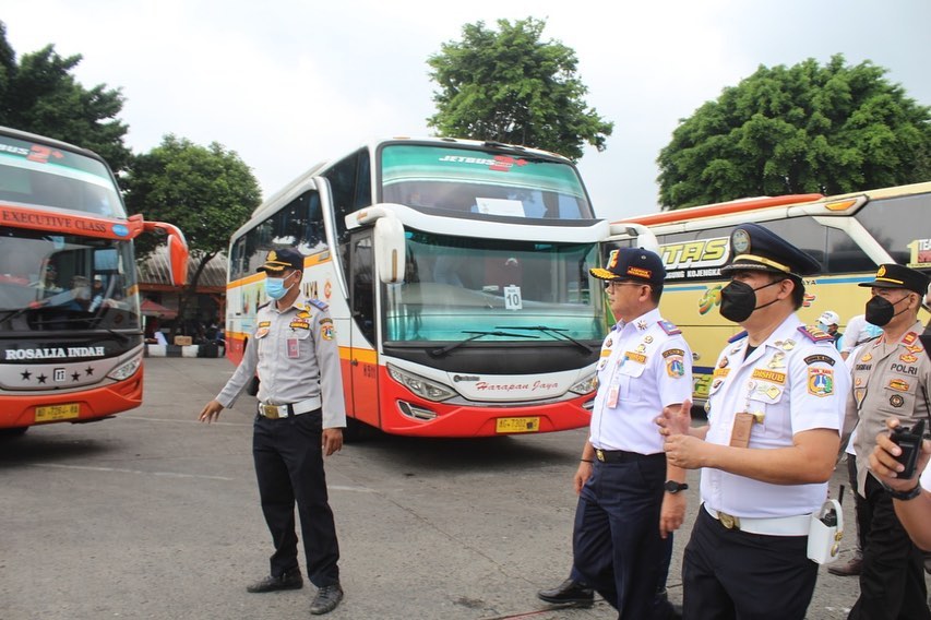 Dishub DKI sedang meninjau kesiapan angkutan Nataru di Terminal Kalideres. Sumber foto Instagram @syafrin.liputo (22122022)