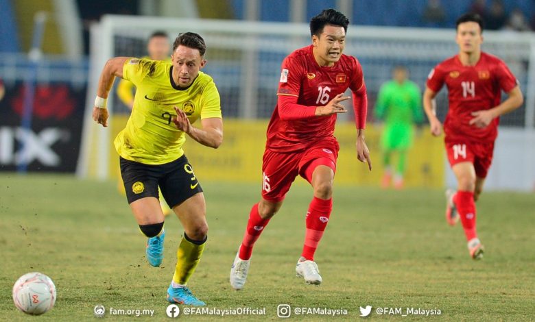 Pemain Malaysia dan Vietnam berduel pada lanjutan gelaran Piala AFF 2022.