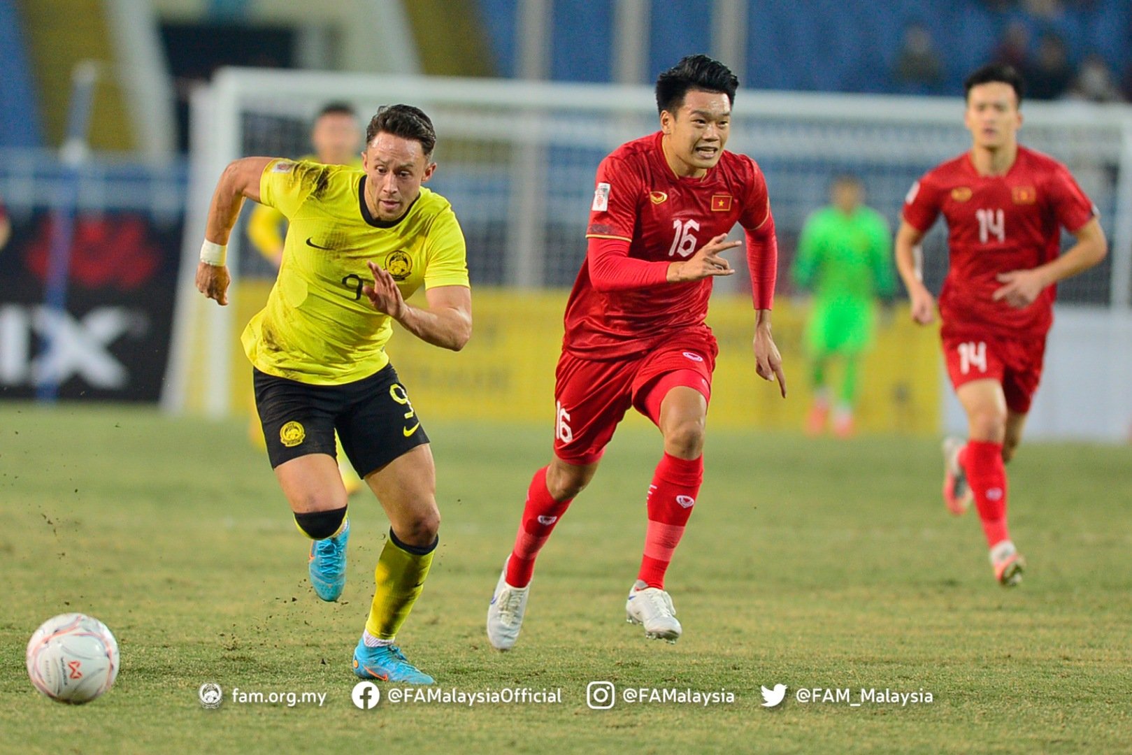 Pemain Malaysia dan Vietnam berduel pada lanjutan gelaran Piala AFF 2022.