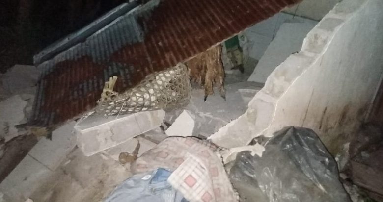 Salah satu rumah warga yang rusak