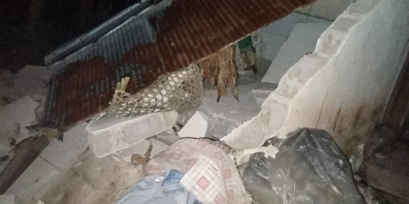 Salah satu rumah warga yang rusak