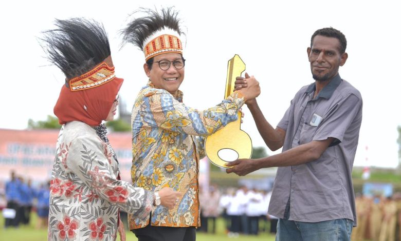 Gus Halim didampingi Istri Umi Lilik Nashriyah memberikan Kado pada warga Transmigran