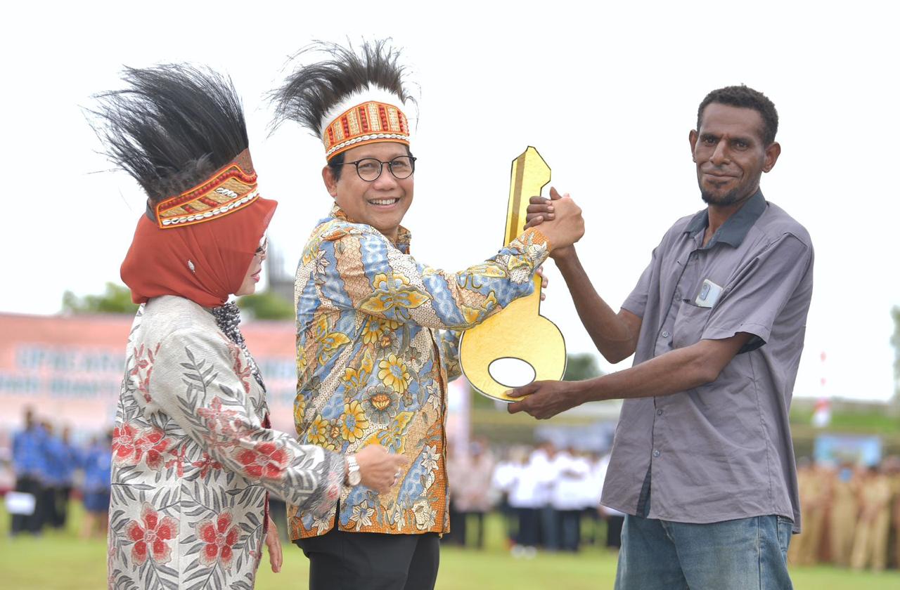 Gus Halim didampingi Istri Umi Lilik Nashriyah memberikan Kado pada warga Transmigran