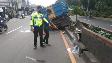 Diduga Lalai, Truck dan Sepeda Motor Terlibat Kecelakaan di KM 48 Jakarta - Bogor