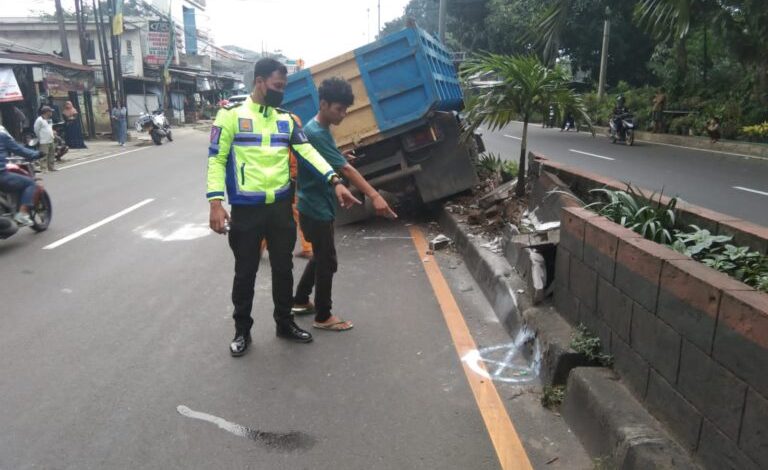 Diduga Lalai, Truck dan Sepeda Motor Terlibat Kecelakaan di KM 48 Jakarta - Bogor