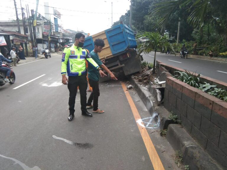 Diduga Lalai, Truck dan Sepeda Motor Terlibat Kecelakaan di KM 48 Jakarta - Bogor