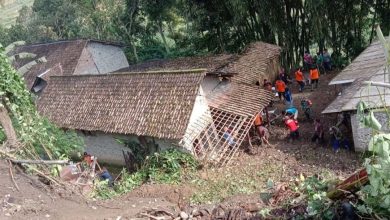 Curah Hujan Tinggi, Tebing 15 Meter Timbun Rumah Warga Desa Gonggang Magetan Curah Hujan Tinggi, Tebing 15 Meter Timbun Rumah Warga Desa Gonggang Magetan