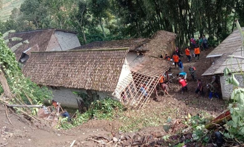 Curah Hujan Tinggi, Tebing 15 Meter Timbun Rumah Warga Desa Gonggang Magetan