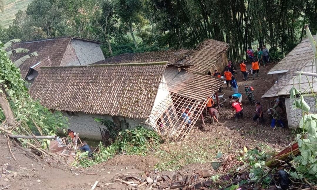 Curah Hujan Tinggi, Tebing 15 Meter Timbun Rumah Warga Desa Gonggang Magetan