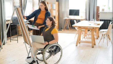 Kemensos Tingkatkan Potensi Anak Berkebutuhan Khusus Melalui Pameran Melukis Ilustrasi anak berkebutuhan khusus sedang melukis. Sumber foto Freepik