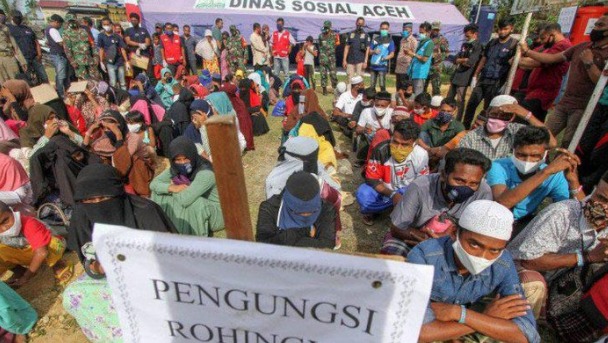 Imigran Rohingya yang terdampar di Pesisir Aceh. Sumber foto: Laman tribratanews.jatim.polri