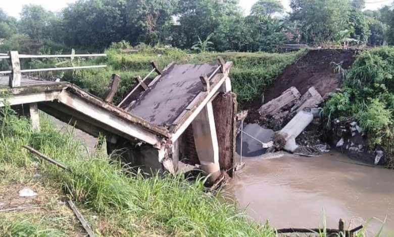 Jembatan penghubung antar Dusun amblas