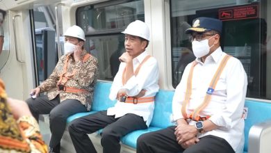 Jokowi saat berada di dalam gerbong LRT dalam perjalanan menuju Stasiun TMII. Sumber Foto Tangkapan layar YouTube Sekretariat Presiden.