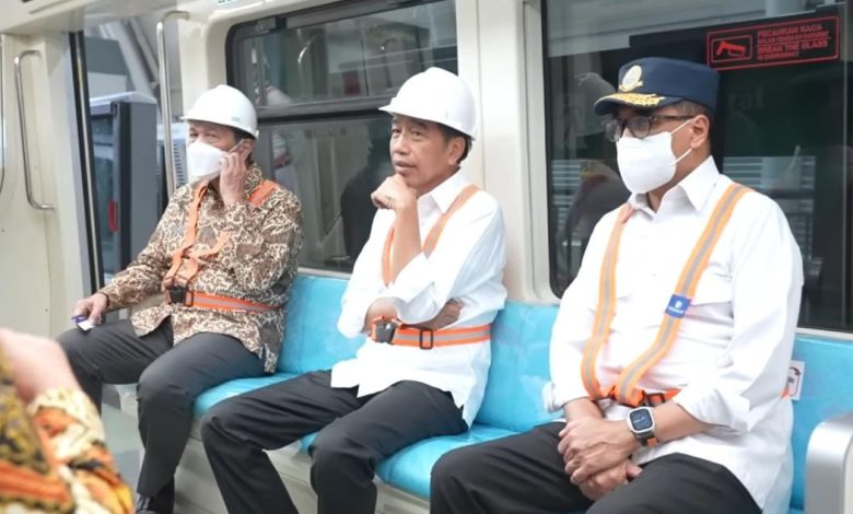 Jokowi saat berada di dalam gerbong LRT dalam perjalanan menuju Stasiun TMII. Sumber Foto Tangkapan layar YouTube Sekretariat Presiden.