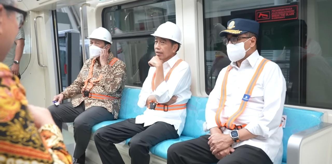 Jokowi saat berada di dalam gerbong LRT dalam perjalanan menuju Stasiun TMII. Sumber Foto Tangkapan layar YouTube Sekretariat Presiden.