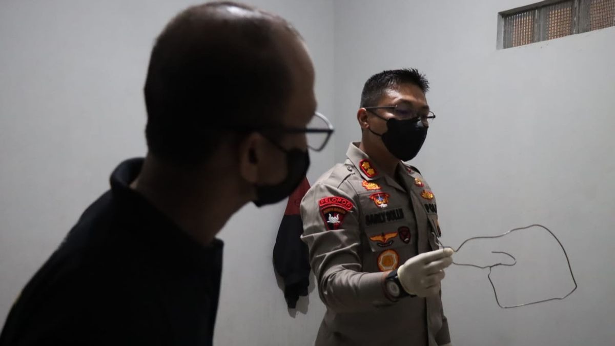 Kasus Pembunuhan Wanita di Kamar Kos Tangsel, Ada Motif Pencurian Barang AKBP Sharly Sollu (Kapolres Tangerang Selatan) memegang Barang Bukti Pembunuhan Sumber foto: Laman tribratanews.polri.go.id