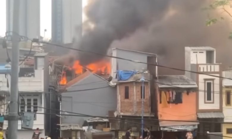 Kebakaran di Kampung Pulo. Sumber Foto hasil tangkapan layar akun instagram @jktinfo