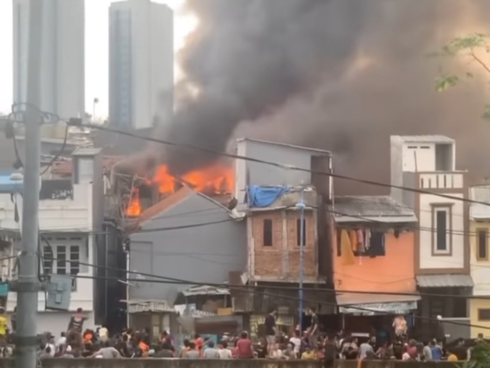 Kebakaran di Kampung Pulo. Sumber Foto hasil tangkapan layar akun instagram @jktinfo