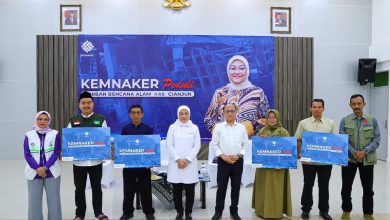 Kemnaker Salurkan Bantuan Kemanusian Untuk Korban Gempa Cianjur Ida Fauziyah (Menaker RI) menyerahkan bantuan kemanusian secara simbolis. Sumber foto: Instagram @kemnaker.