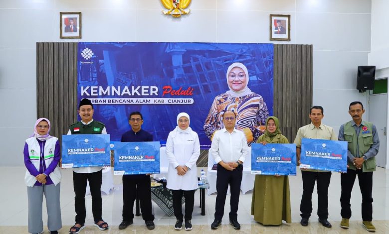 Ida Fauziyah (Menaker RI) menyerahkan bantuan kemanusian secara simbolis. Sumber foto: Instagram @kemnaker.