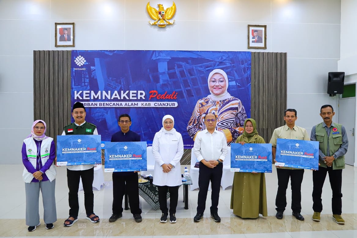 Ida Fauziyah (Menaker RI) menyerahkan bantuan kemanusian secara simbolis. Sumber foto: Instagram @kemnaker.