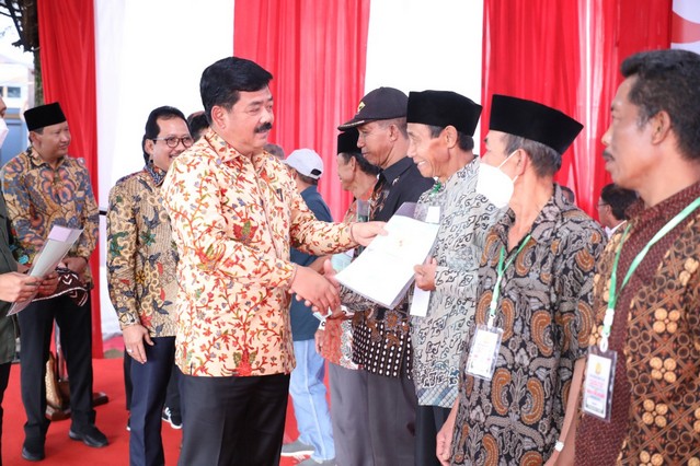 Hadi Tjahjanto (Menteri ATR/BPN RI) bagikan sertipikat tanah.