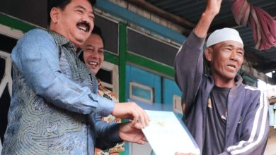 Hadi Tjahjanto (Menteri ATR/BPN) saat membagikan sertipikat tanah. Sumber foto: Instagram @kementerian.atrbpn