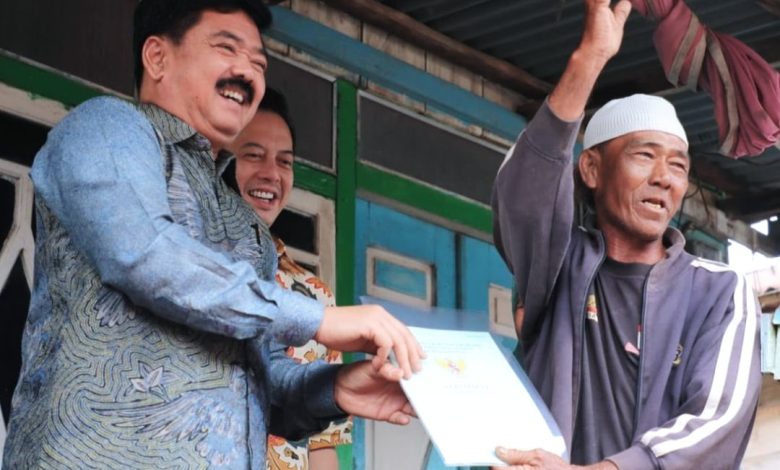 Hadi Tjahjanto (Menteri ATR/BPN) saat membagikan sertipikat tanah. Sumber foto: Instagram @kementerian.atrbpn