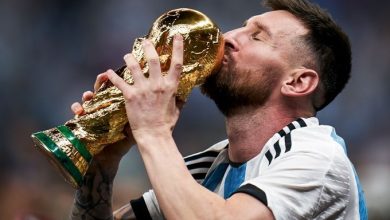 Lionel Messi mencium trofi juara usai bungkam Prancis di laga final Piala Dunia 2022. Sumber: Twitter @brfootball