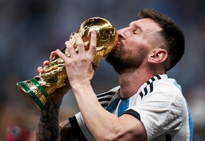 Lionel Messi mencium trofi juara usai bungkam Prancis di laga final Piala Dunia 2022. Sumber: Twitter @brfootball