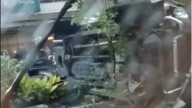 Mobil Toyota Fortuner yang terbalik di Jalan Ngagel Jaya Selatan, Kota Surabaya. Sumber: Instagram @call112surabaya.