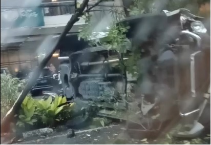 Mobil Toyota Fortuner yang terbalik di Jalan Ngagel Jaya Selatan, Kota Surabaya. Sumber: Instagram @call112surabaya.