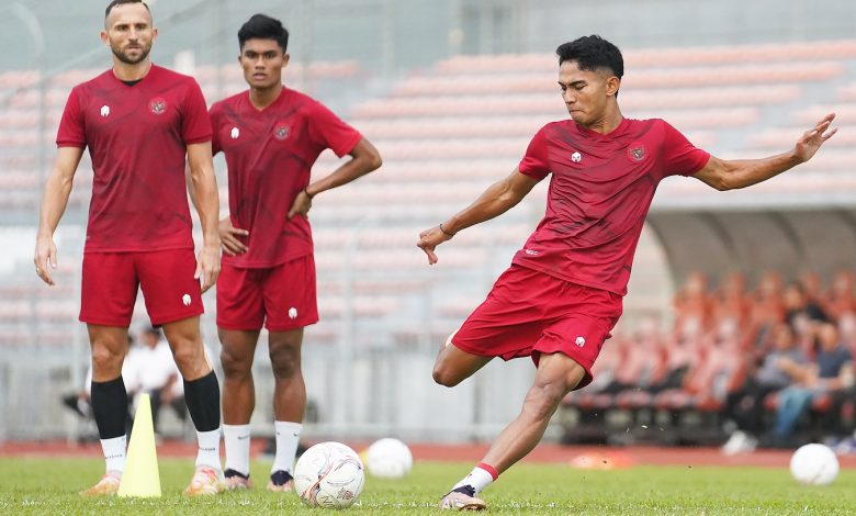 Pemain Timnas Indonesia melakukan latihan perdana di Stadion KLFA, Malaysia. Sumber foto Twitter @PSSI