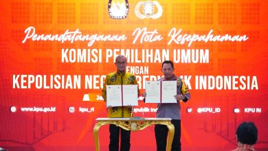 Kapolri Jendral Listyo Sigit Prabowo bersama Ketua KPU Hasyim Asy’ari. Sumber Foto: Website Polri.