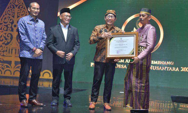 Mendes PDTT, saat berikan penghargaan untuk pemenang Lomba