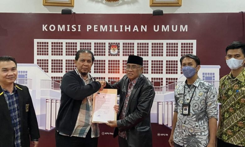 Penyerahan berkas Verifikasi Faktual Partai Ummat Ke KPU. Sumber Foto Instagram @partaiummatofficial